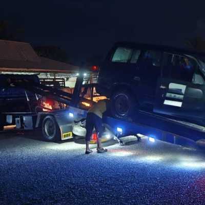 Trak tunda profesional sedang membawa kereta